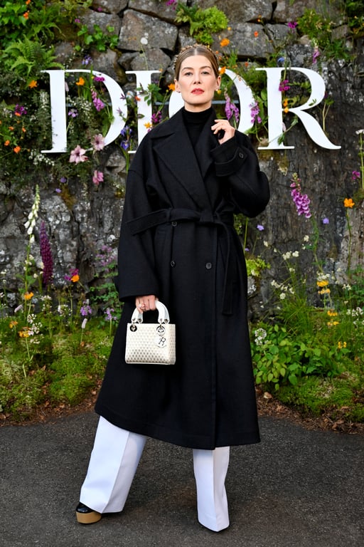 Акторка Розамунд Пайк на показі бренду Dior. Фото: Reuters