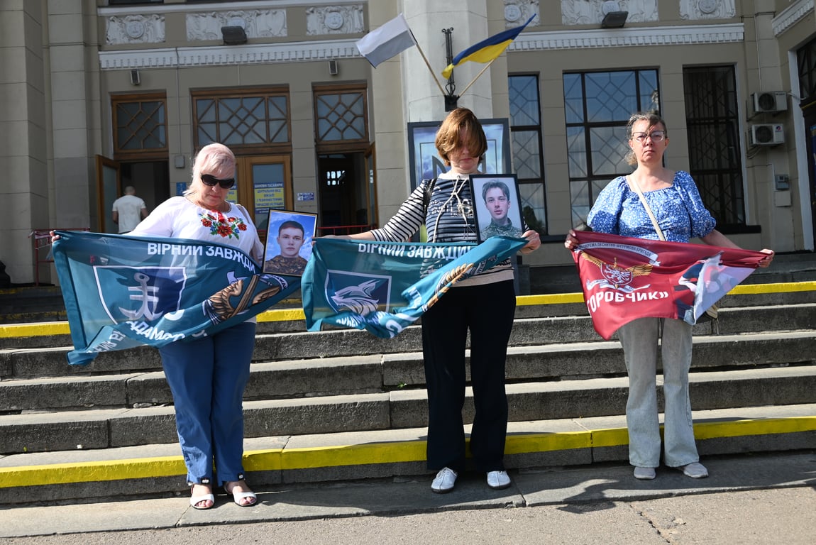 Одеса завмерла на хвилину, щоб вшанувати загиблих — фоторепортаж - фото 1