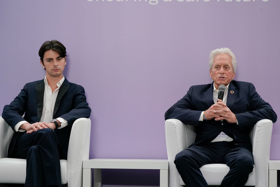 Зірка "Основного інстинкту" Майкл Дуглас разом з сином завітав на Саміт перших леді та джентльменів - фото 1