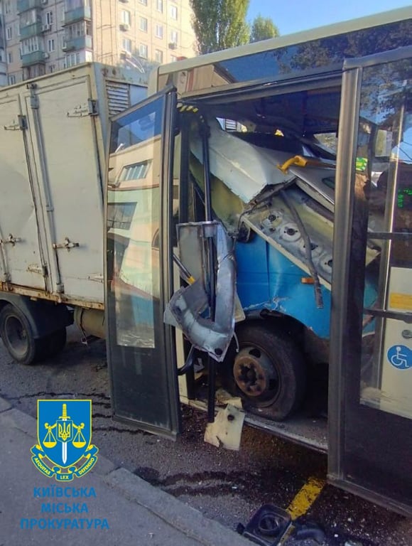 У Києві вантажівка зіткнулася з маршурткою 21 жовтня