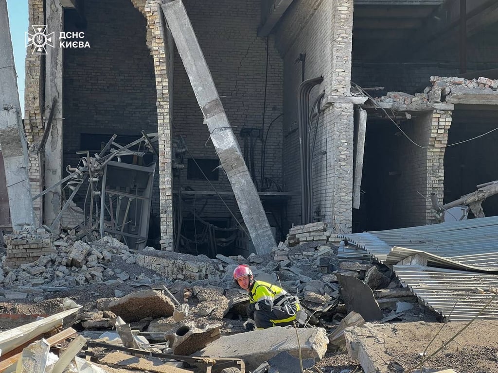 Внаслідок вибуху на АТП у Києві загинули троє людей - фото 4