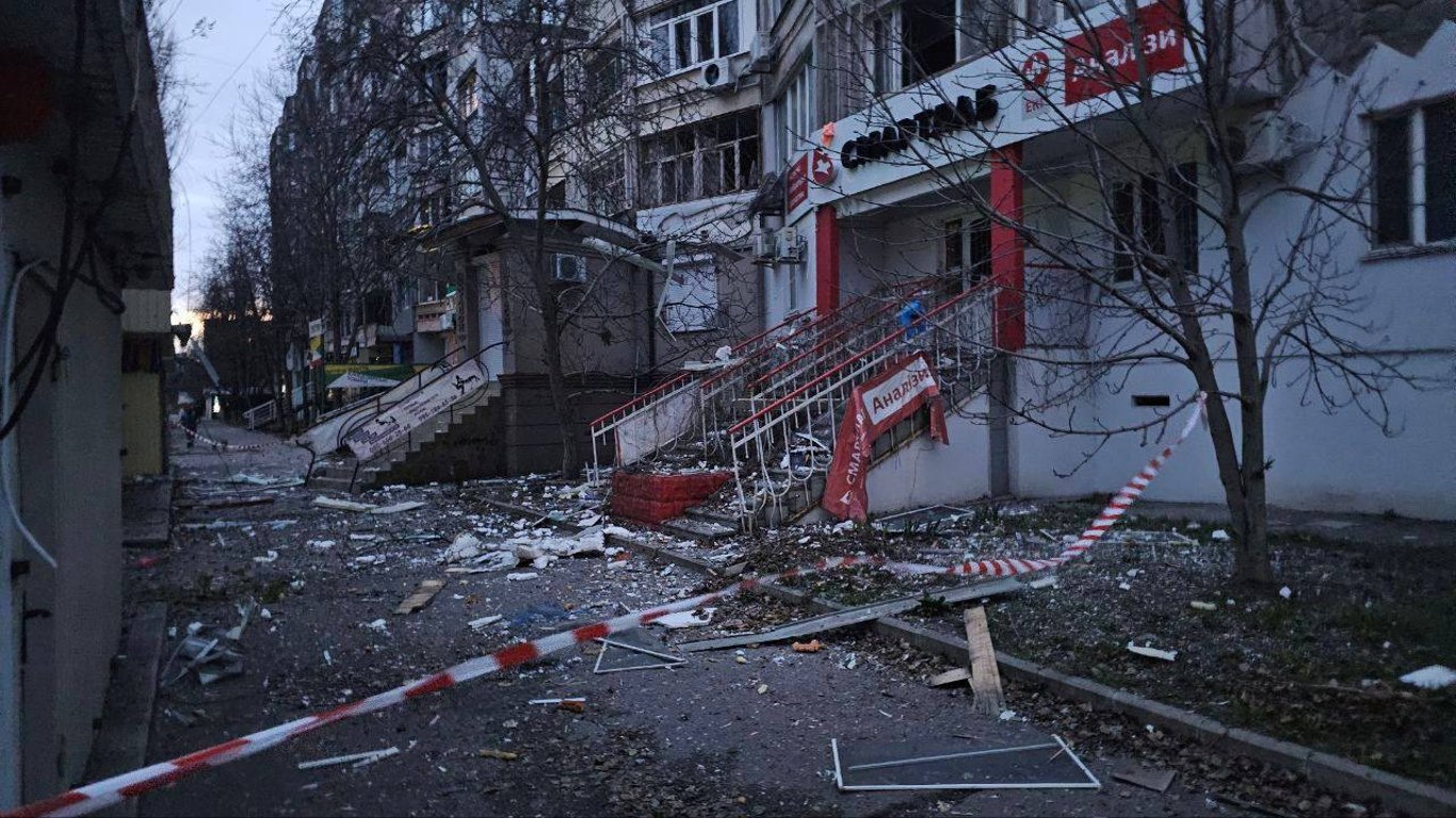 Росія атакувала житловий будинок у центрі Херсона — є постраждалі