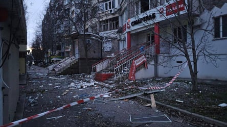 Росія атакувала житловий будинок у центрі Херсона — є постраждалі - 285x160
