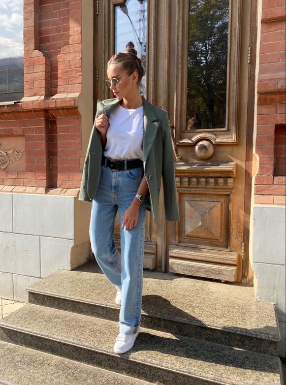 Молодая девушка в джинсах и белой футболке