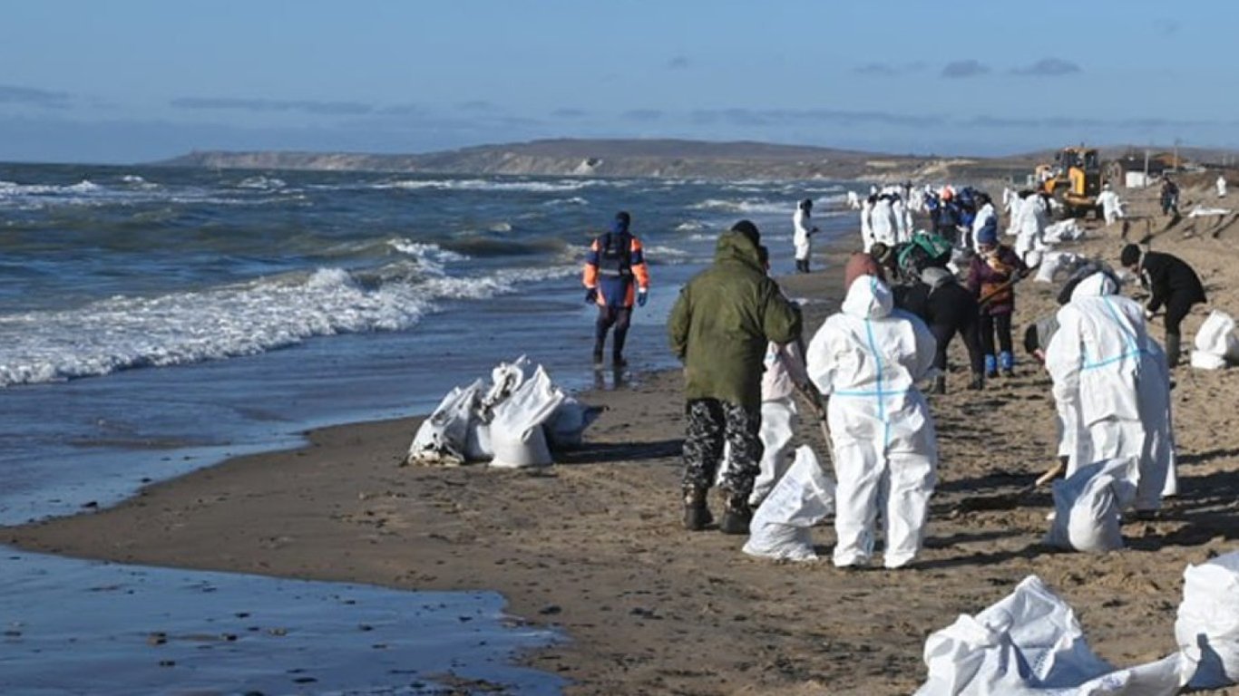 Азовское море продолжает быть загрязненным, потому что оккупантам не удалось преодолеть последствия разлива нефти