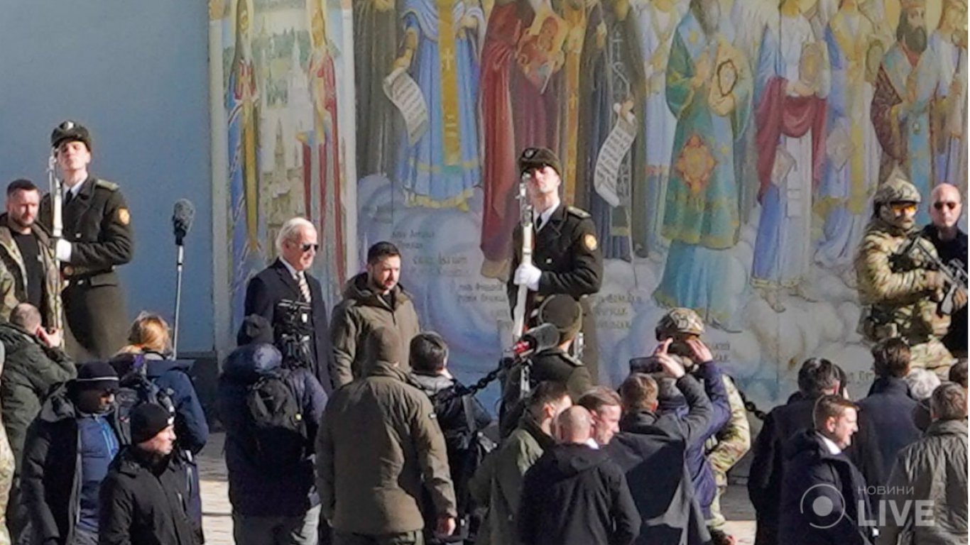В Киеве на Михайловской площади заметили Джо Байдена