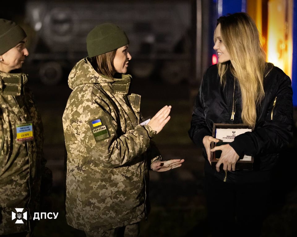 Прикордонники вручили Анджеліні Джолі символіку України - фото - фото 1