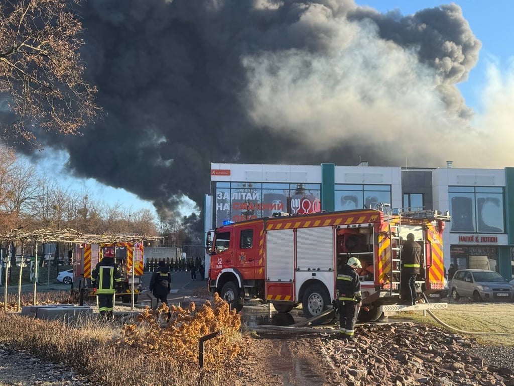 Наслідки обстрілу РФ: у Львові палає склад із шинами