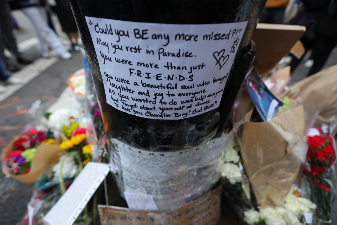 Фанати залишають послання біля будівлі, де жили персонажі з серіалу "Друзі". Фото: Reuters