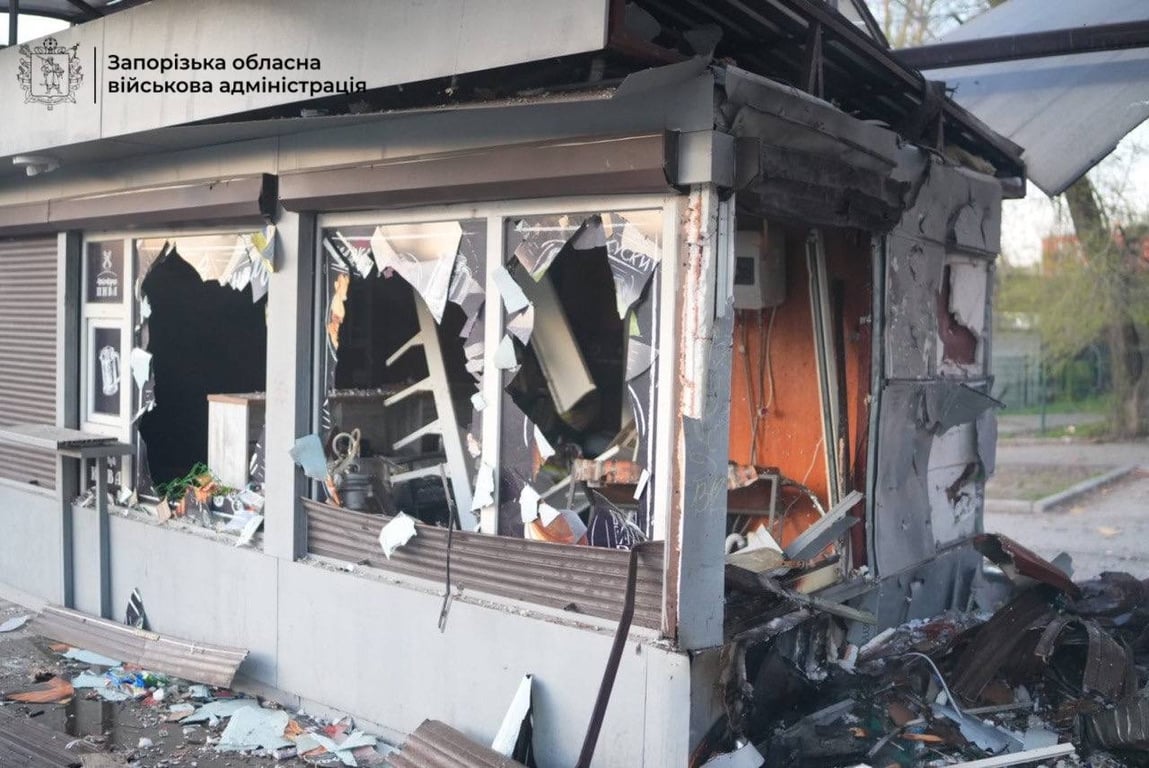 Киоск, в котором утром 15 апреля 2026 года во время обстрела погибла женщина