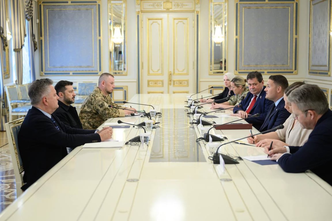 Зеленский обсудил с партнерами ускорение поставок ракет-перехватчиков после атаки РФ - фото 1