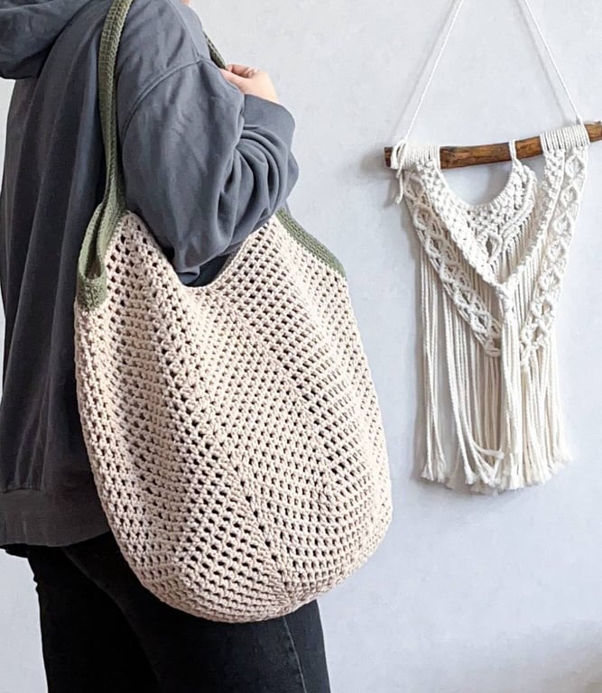 Сумка-сітка залишилась в тренді з минулого сезону