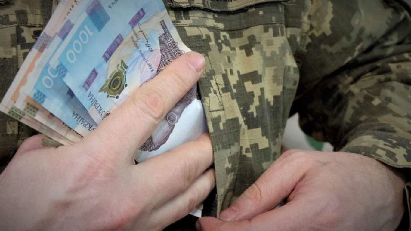 Зарплати в ЗСУ — частина військових отримає більше з 1 травня