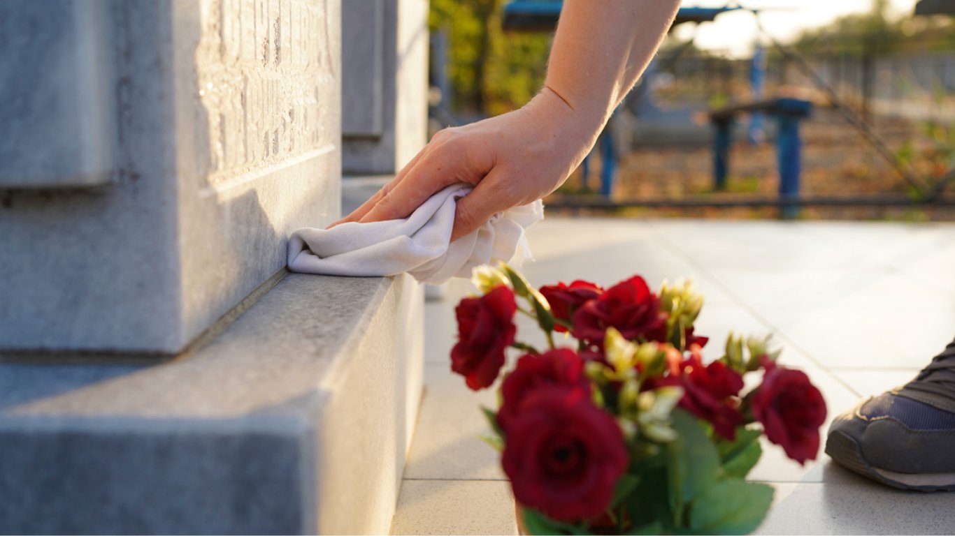 Прибирання на могилі перед Великоднем 2026