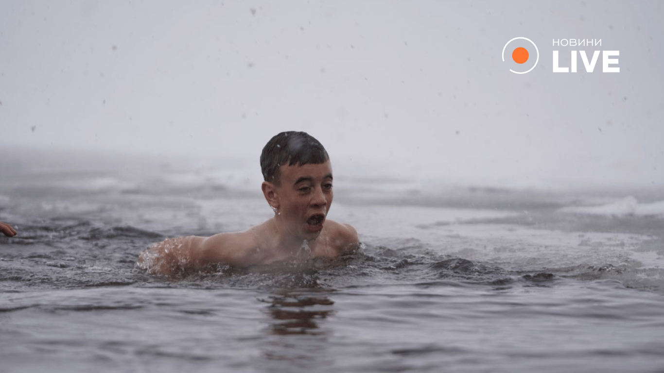 У Києві на Водохреще жителі пірнають в ополонку —фоторепортаж - фото 1