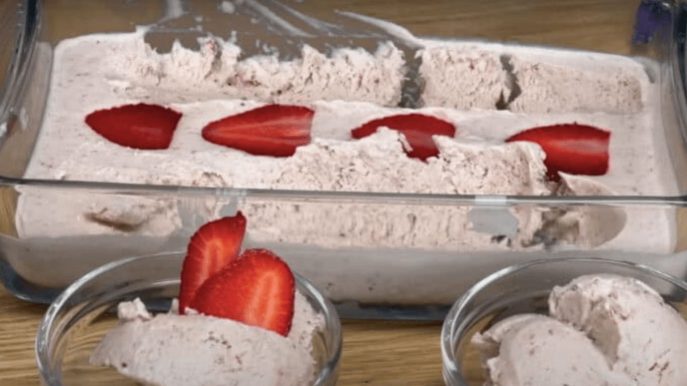 смачний та легкий десерт з полуницею та банани 