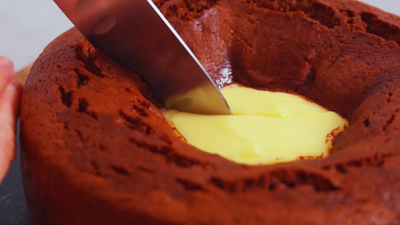 смачний пиріг з кремом в середині