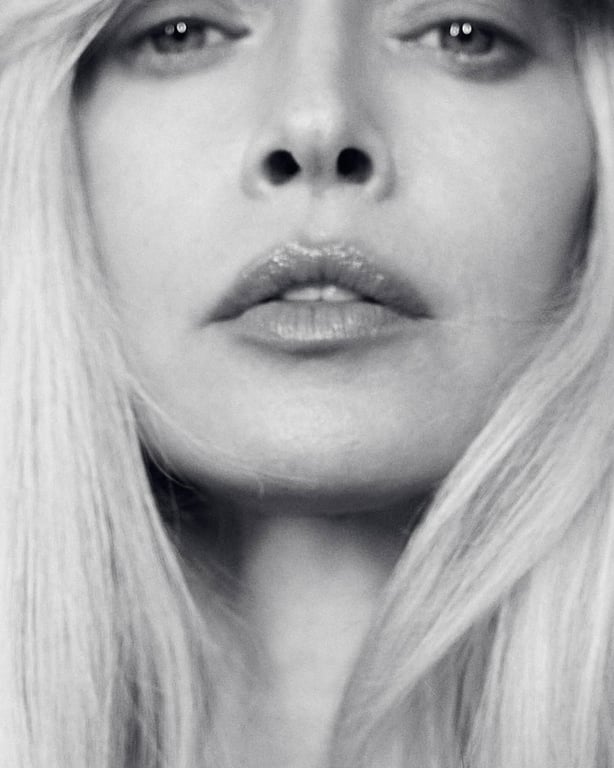 Брежнєва розбурхала уяву фанів глибоким декольте - фото 4