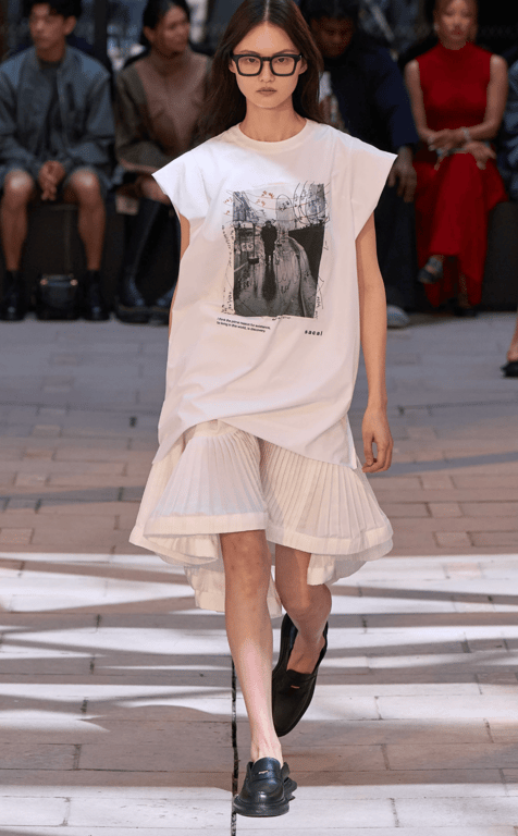 Мідіспідниця у поєднанні з футболкою має стильний вигляд