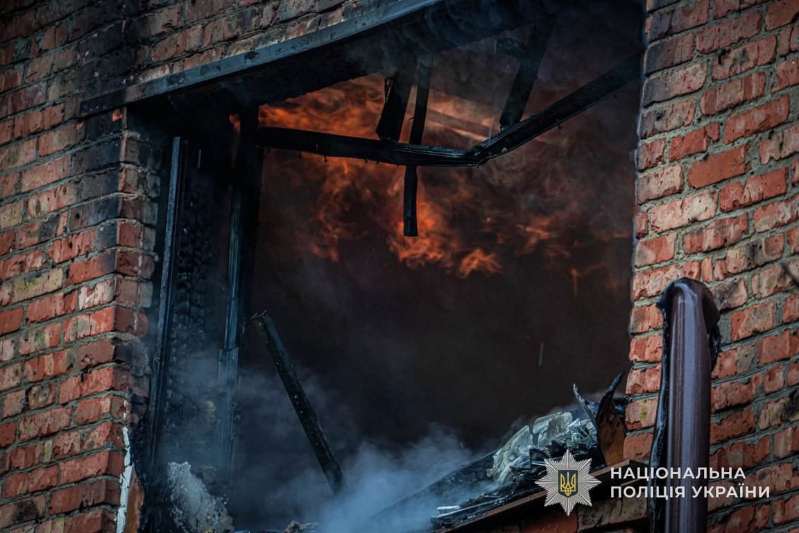 Пожежа в одному з будинків після атаки на Сумщину