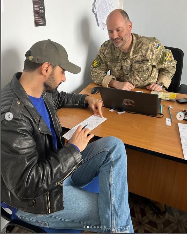 Співак Віталій Козловський у військоматі