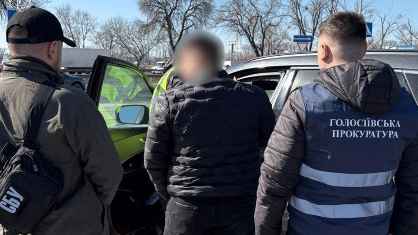 У Києві посадовець "Голосіїво-Будінвесту" продавав бронювання