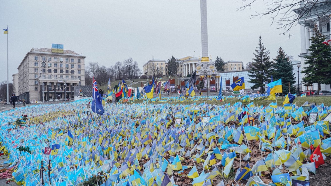 Друга річниця війни - про що говорять прапори на Майдані