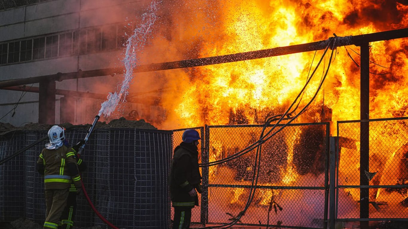 В результаті атаки на Запоріжжя сталась пожежа, яку зараз гасять