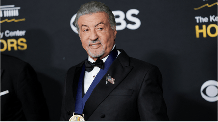 Сильвестр Сталлоне вперше вийшов на публіку з тростиною — відео - 290x160