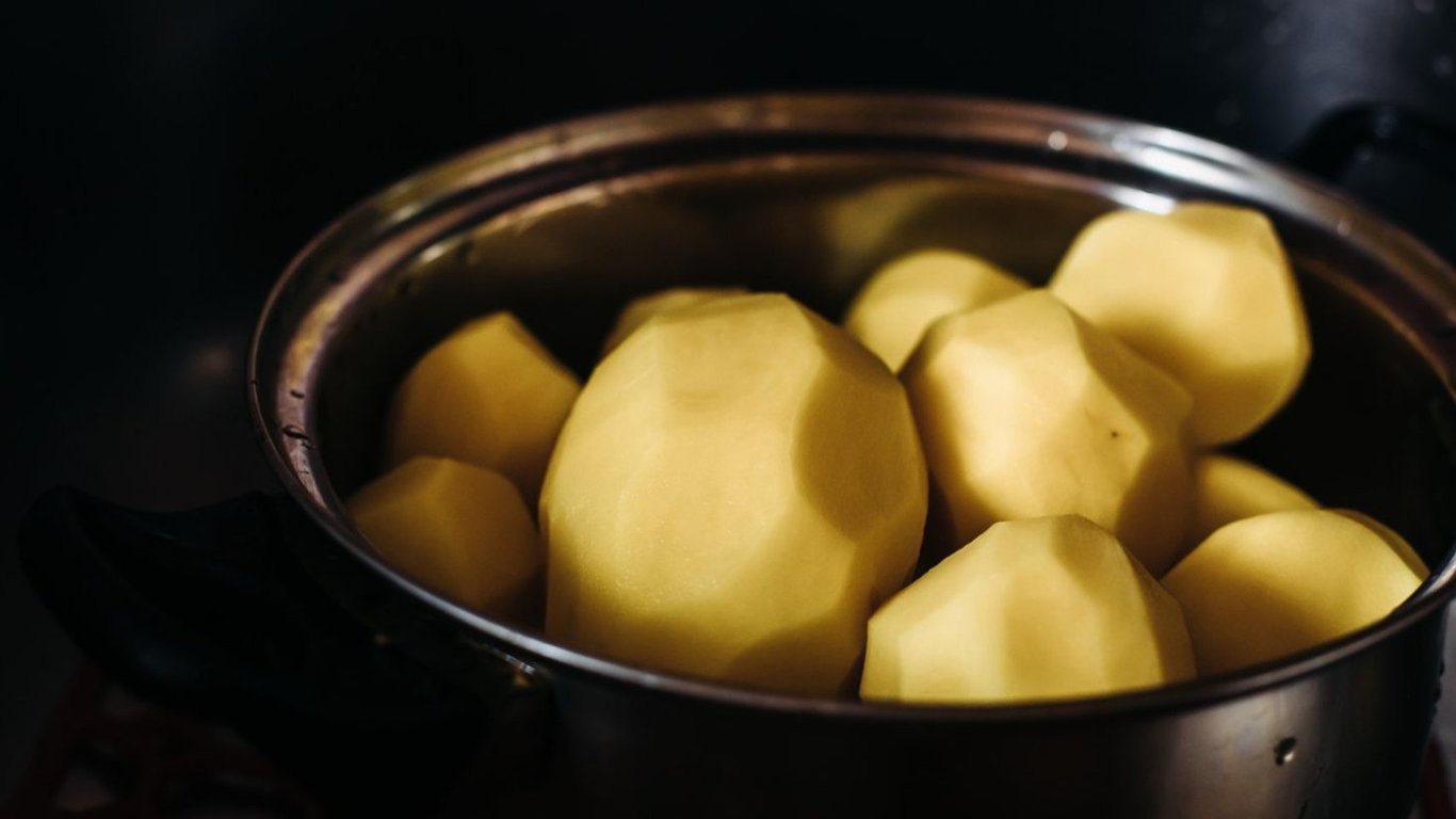 Як зберігати очищену картоплю, щоб вона не темніла