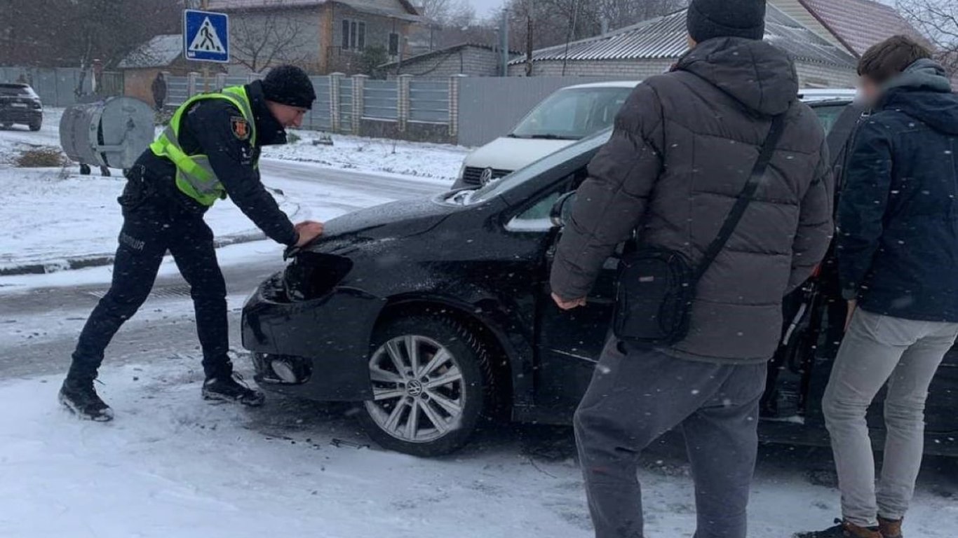 На Полтавщині через сильний снігопад сталася низка ДТП