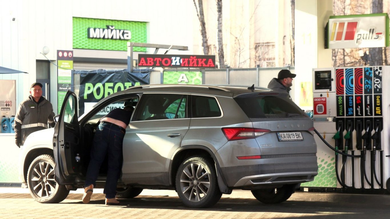 Стоимость топлива на АЗС: сколько сегодня стоит А-95, дизель и газ
