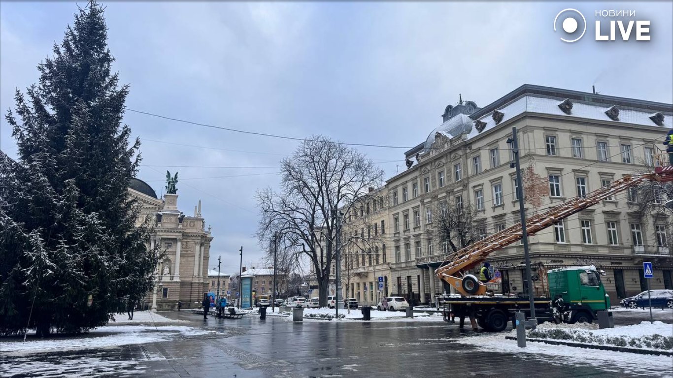 у Львові 13 січня демонтували ялинку