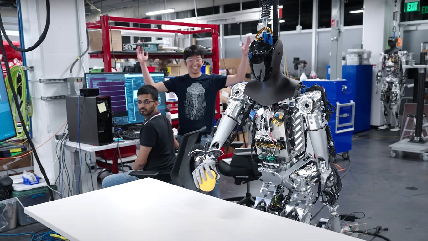 Tesla обучила своих роботов навыкам человека