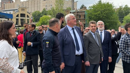 Сибіга та іноземні дипломати відвідали місце удару РФ у Києві - 290x160