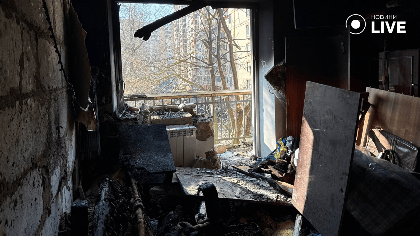 Вибитий балкон в квартирі після атаки