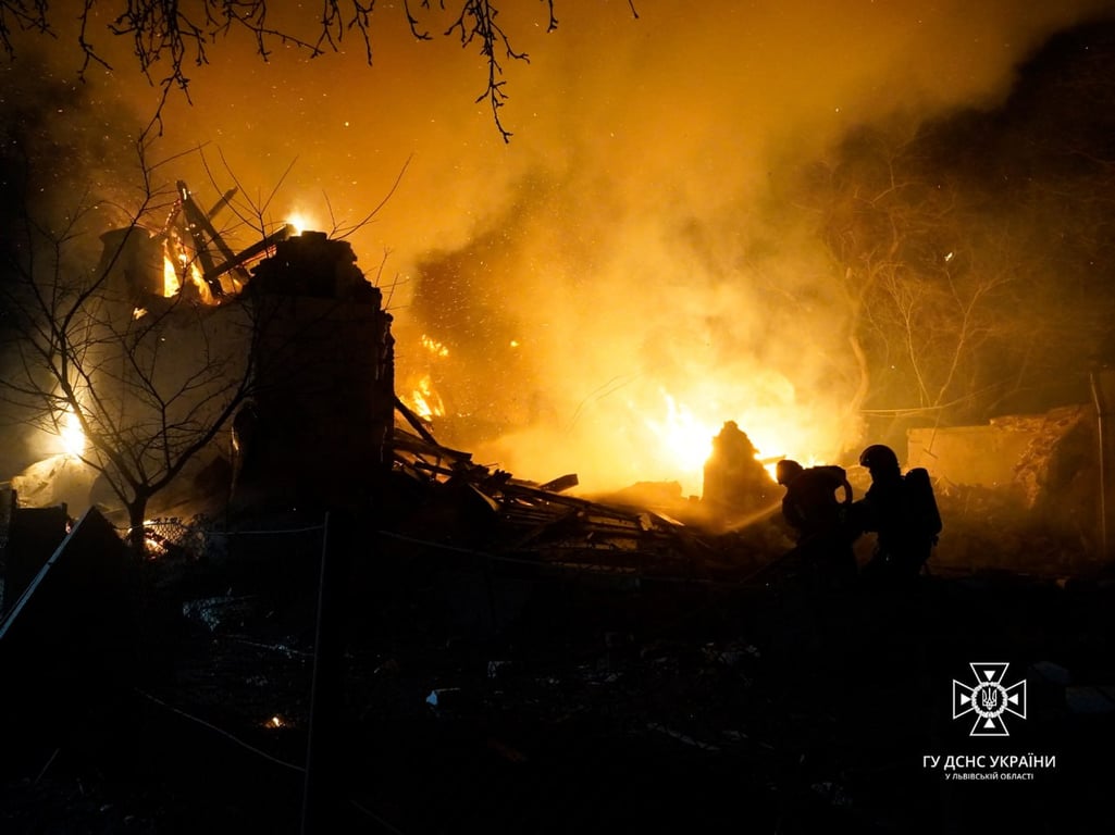 спасатели ликвидируют пожар во Львове