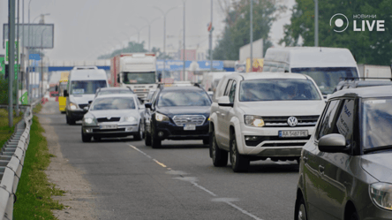 Киев сковали огромные пробки из-за тревоги — где не проехать - 285x160