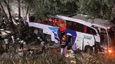 В Турции автобус с людьми свалился в обрыв: есть погибшие и пострадавшие - 285x160