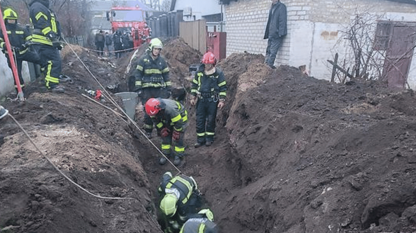 На Днепропетровщине произошел обвал грунта, спасатели достали тело