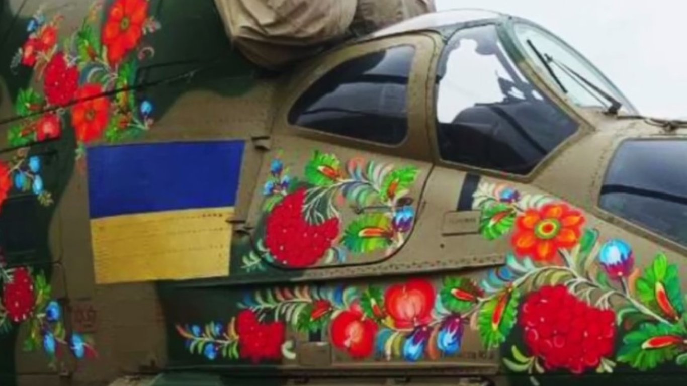 Мастера из Петриковки разрисовали военный вертолет: видео