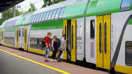 У Польщі двоє чоловіків чіплялися до українця в поїзді: їх висадили та оштрафували - 290x166