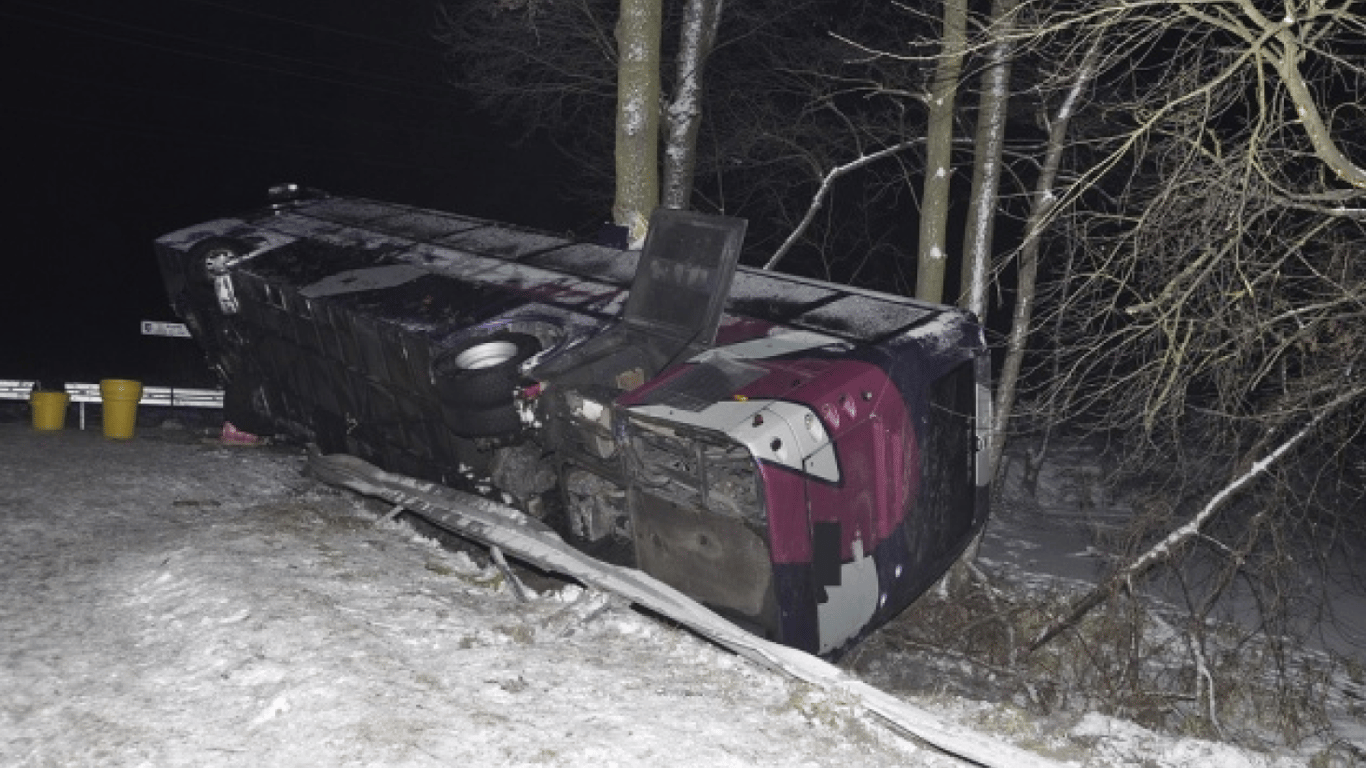 Автобус з українцями потрапив у ДТП в Польщі — є постраждалі