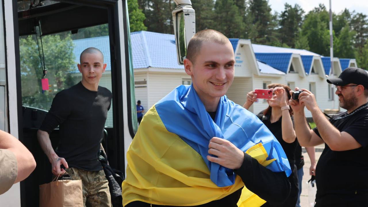 Tears of joy: the emotional moment of returning from captivity