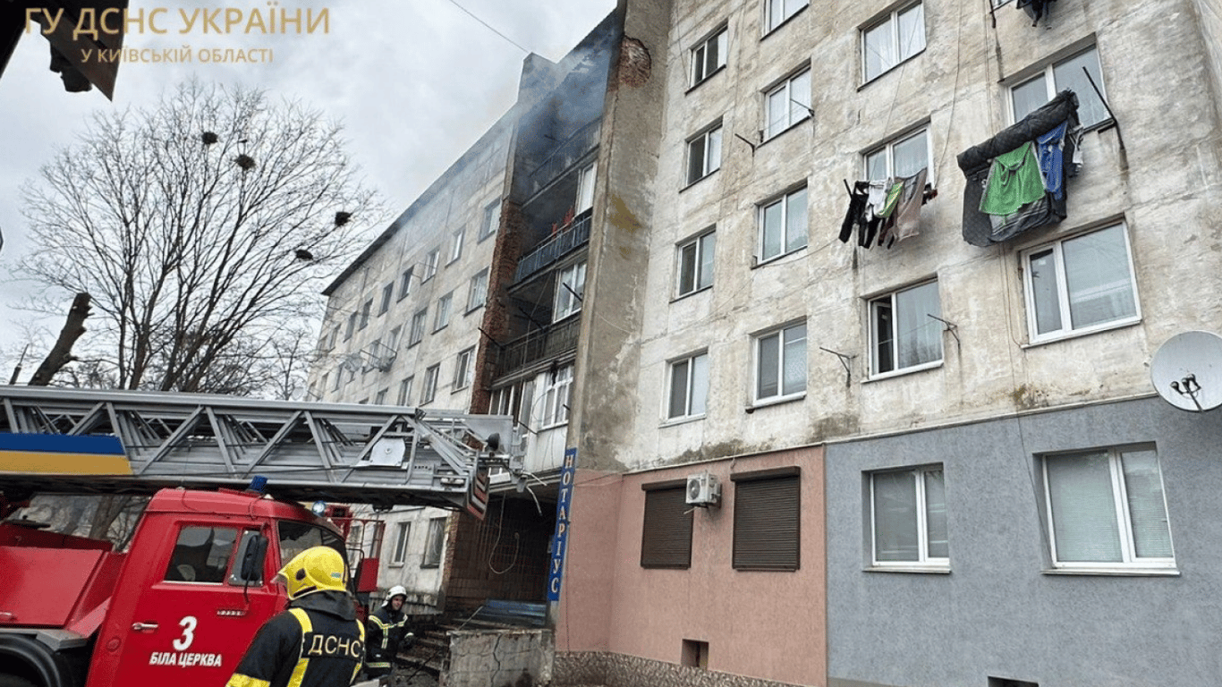 На Київщині спалахнула пожежа у п'ятиповерхівці: деталі