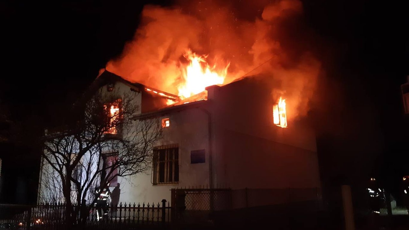 Взрывы в городе Львов сейчас 1 января - пожар в Белогорще