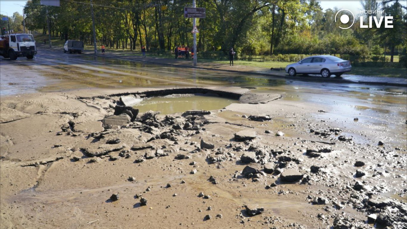 На Дорогожичах у Києві прорвало трубопровід — коли відремонтують