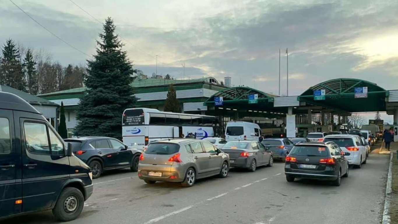 На Закарпатті жінка організувала незаконне чоловіків через кордон — що вирішив суд