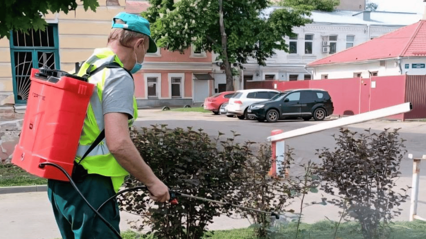 Обробка кущів у Харкові