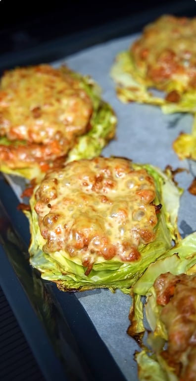 Стейки з молодої капусти з фаршем та сиром